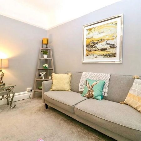 Homely 4 Bedroom Large House Inc Free Parking - Great Location - Fast Wifi - Smart Tv - Sleeps Up To 7! Close To Bournemouth & Poole Town Centre & Sandbanks Kültér fotó