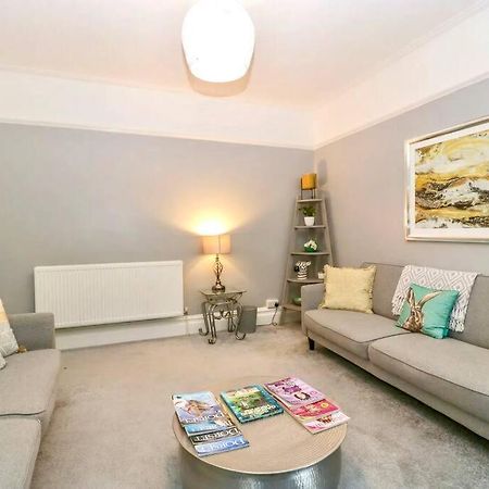 Homely 4 Bedroom Large House Inc Free Parking - Great Location - Fast Wifi - Smart Tv - Sleeps Up To 7! Close To Bournemouth & Poole Town Centre & Sandbanks Kültér fotó