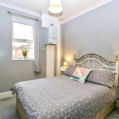 Homely 4 Bedroom Large House Inc Free Parking - Great Location - Fast Wifi - Smart Tv - Sleeps Up To 7! Close To Bournemouth & Poole Town Centre & Sandbanks Kültér fotó
