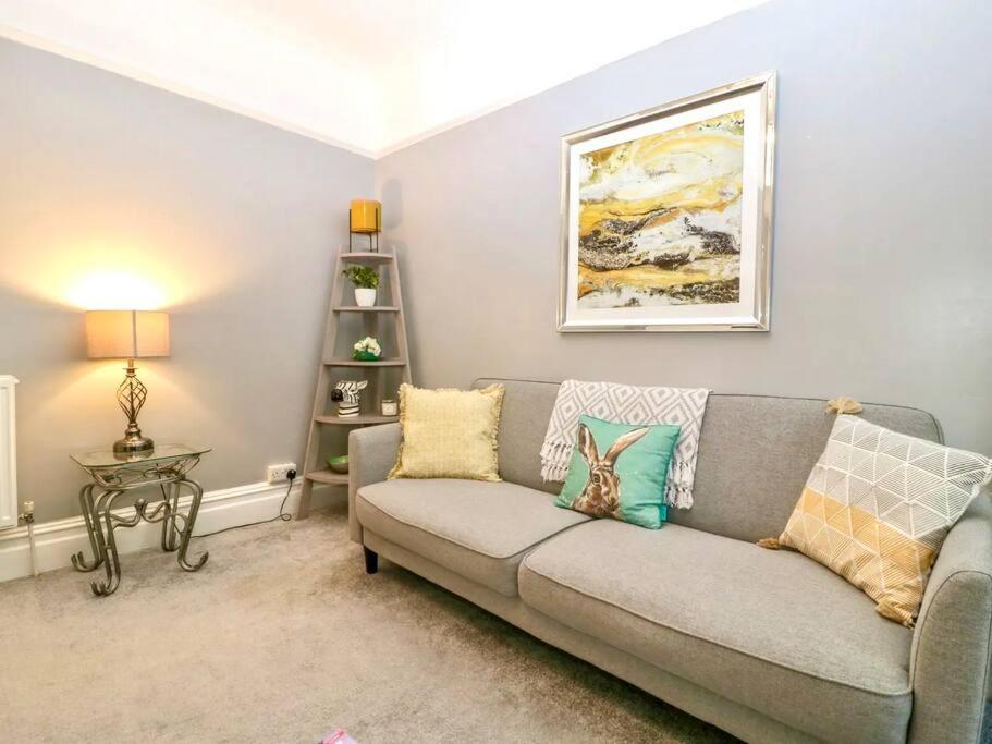 Homely 4 Bedroom Large House Inc Free Parking - Great Location - Fast Wifi - Smart Tv - Sleeps Up To 7! Close To Bournemouth & Poole Town Centre & Sandbanks Kültér fotó