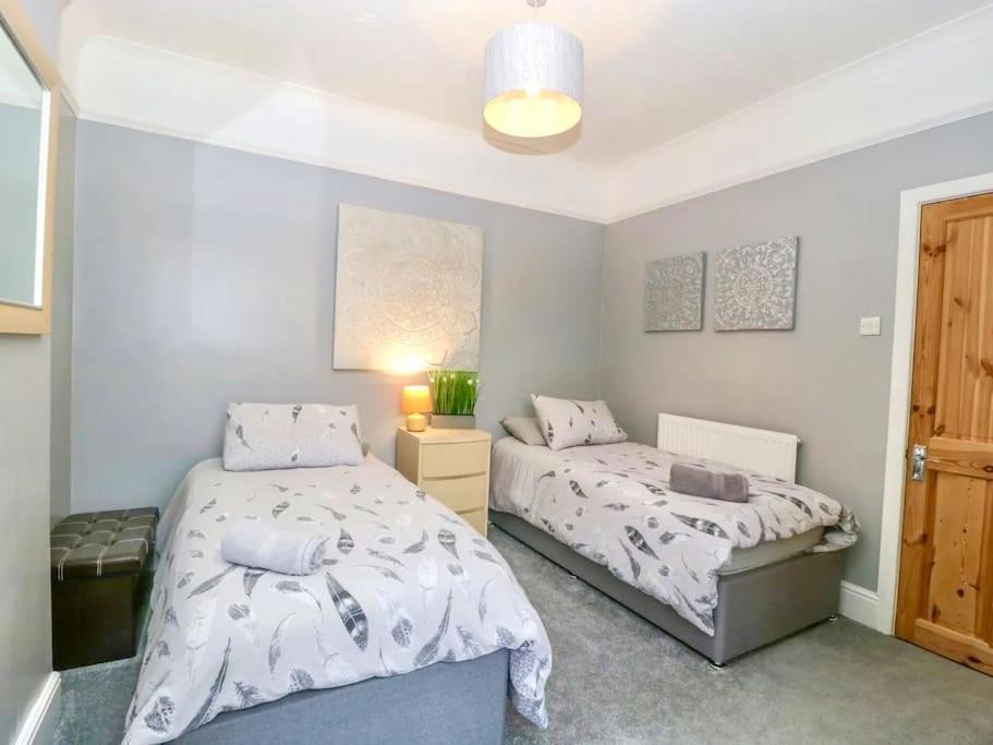 Homely 4 Bedroom Large House Inc Free Parking - Great Location - Fast Wifi - Smart Tv - Sleeps Up To 7! Close To Bournemouth & Poole Town Centre & Sandbanks Kültér fotó