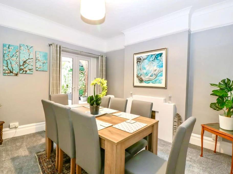 Homely 4 Bedroom Large House Inc Free Parking - Great Location - Fast Wifi - Smart Tv - Sleeps Up To 7! Close To Bournemouth & Poole Town Centre & Sandbanks Kültér fotó