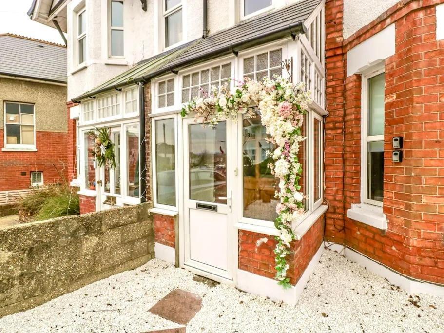Homely 4 Bedroom Large House Inc Free Parking - Great Location - Fast Wifi - Smart Tv - Sleeps Up To 7! Close To Bournemouth & Poole Town Centre & Sandbanks Kültér fotó