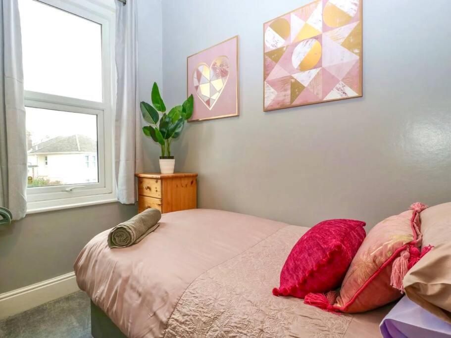 Homely 4 Bedroom Large House Inc Free Parking - Great Location - Fast Wifi - Smart Tv - Sleeps Up To 7! Close To Bournemouth & Poole Town Centre & Sandbanks Kültér fotó