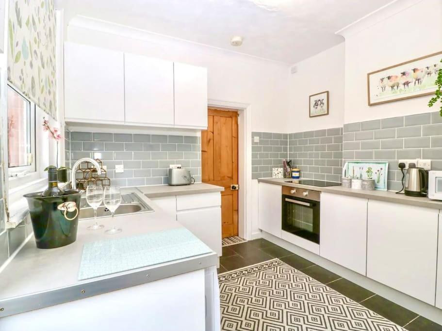 Homely 4 Bedroom Large House Inc Free Parking - Great Location - Fast Wifi - Smart Tv - Sleeps Up To 7! Close To Bournemouth & Poole Town Centre & Sandbanks Kültér fotó