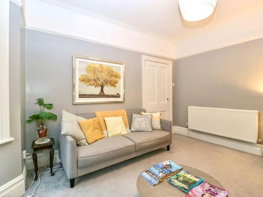 Homely 4 Bedroom Large House Inc Free Parking - Great Location - Fast Wifi - Smart Tv - Sleeps Up To 7! Close To Bournemouth & Poole Town Centre & Sandbanks Kültér fotó