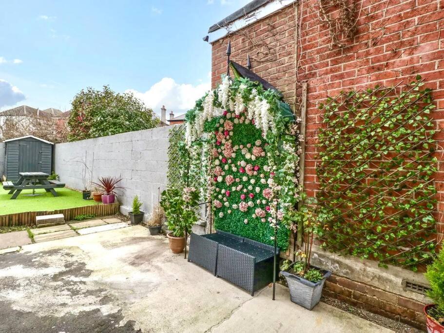 Homely 4 Bedroom Large House Inc Free Parking - Great Location - Fast Wifi - Smart Tv - Sleeps Up To 7! Close To Bournemouth & Poole Town Centre & Sandbanks Kültér fotó