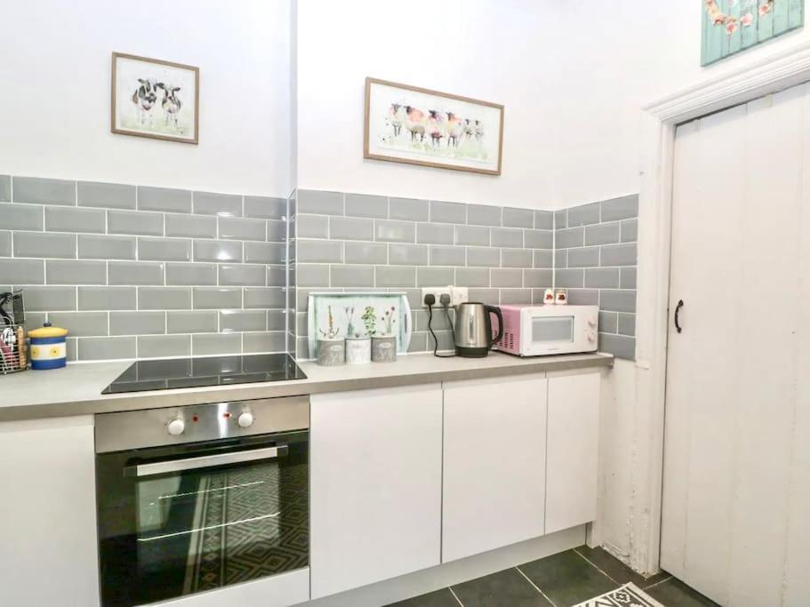 Homely 4 Bedroom Large House Inc Free Parking - Great Location - Fast Wifi - Smart Tv - Sleeps Up To 7! Close To Bournemouth & Poole Town Centre & Sandbanks Kültér fotó