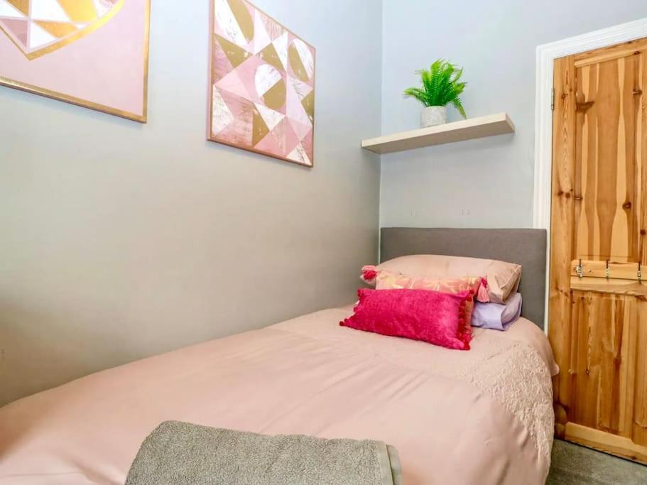 Homely 4 Bedroom Large House Inc Free Parking - Great Location - Fast Wifi - Smart Tv - Sleeps Up To 7! Close To Bournemouth & Poole Town Centre & Sandbanks Kültér fotó