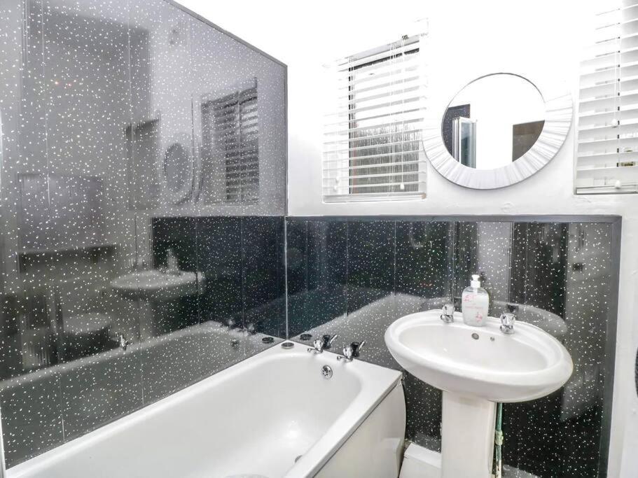 Homely 4 Bedroom Large House Inc Free Parking - Great Location - Fast Wifi - Smart Tv - Sleeps Up To 7! Close To Bournemouth & Poole Town Centre & Sandbanks Kültér fotó