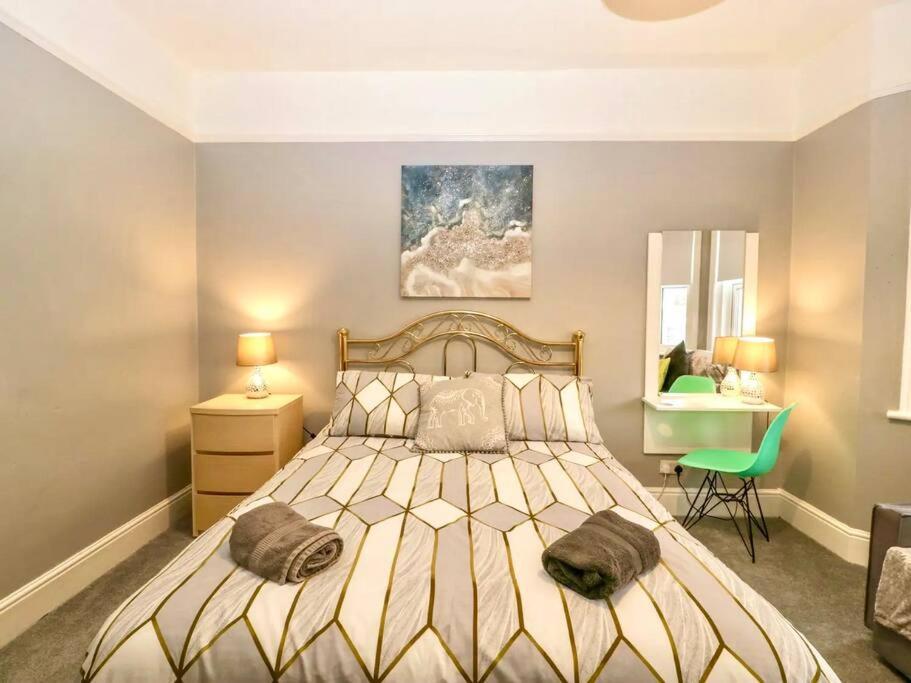 Homely 4 Bedroom Large House Inc Free Parking - Great Location - Fast Wifi - Smart Tv - Sleeps Up To 7! Close To Bournemouth & Poole Town Centre & Sandbanks Kültér fotó