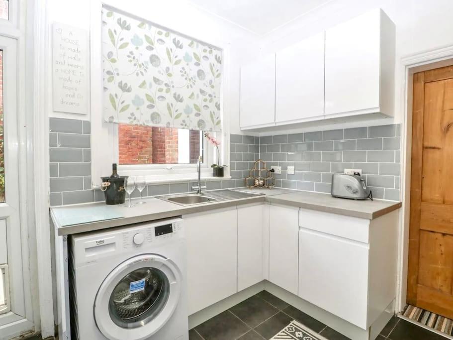 Homely 4 Bedroom Large House Inc Free Parking - Great Location - Fast Wifi - Smart Tv - Sleeps Up To 7! Close To Bournemouth & Poole Town Centre & Sandbanks Kültér fotó
