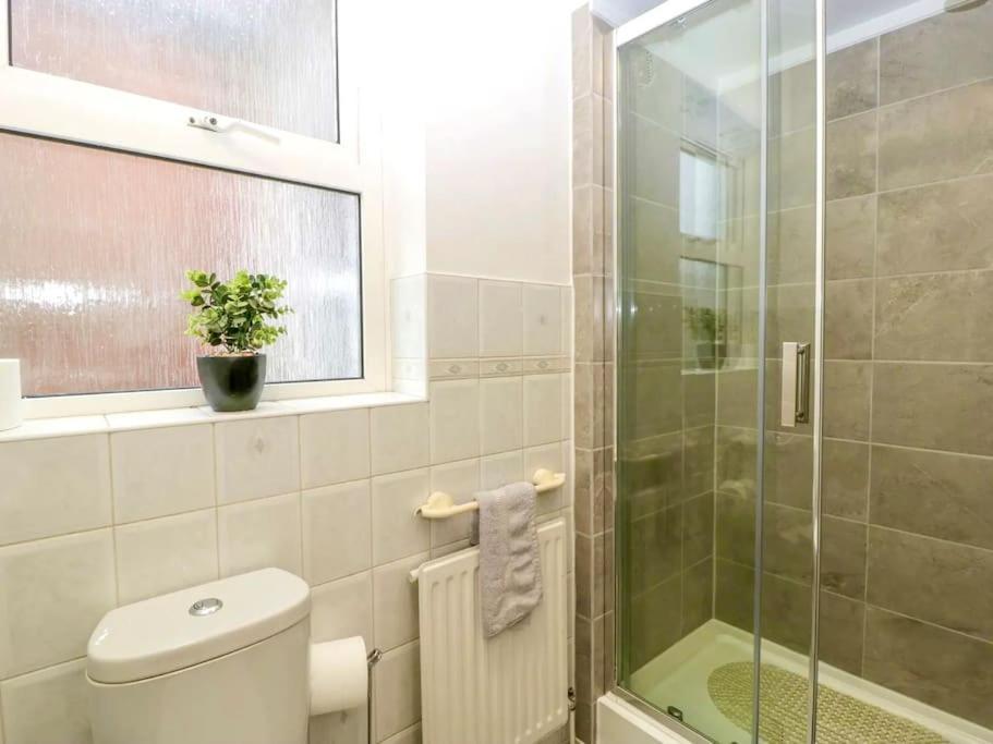 Homely 4 Bedroom Large House Inc Free Parking - Great Location - Fast Wifi - Smart Tv - Sleeps Up To 7! Close To Bournemouth & Poole Town Centre & Sandbanks Kültér fotó