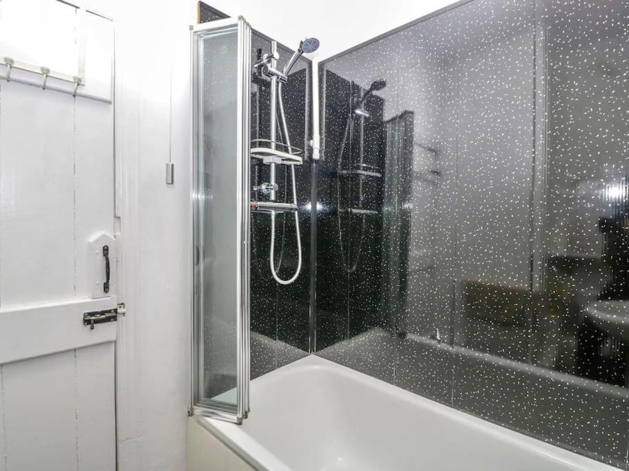 Homely 4 Bedroom Large House Inc Free Parking - Great Location - Fast Wifi - Smart Tv - Sleeps Up To 7! Close To Bournemouth & Poole Town Centre & Sandbanks Kültér fotó